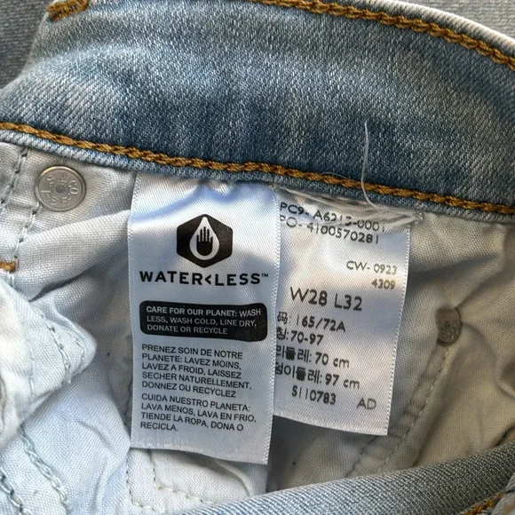 LEVI’S 724 HIGH RISE STRAIGHT BUTTON SHANK LIGHT WASH JEANS - Picture 9 of 12